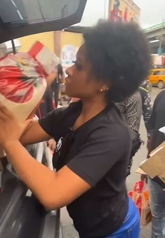 Phyna Distributes Bags Of Rice To Less Privileged (Video)