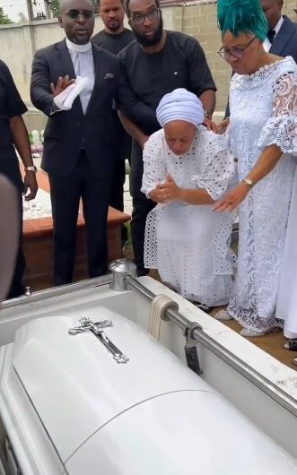 The Heartbreaking Moment Sammie Okposo's Wife Wept While Pouring Sand Into His Grave At His Funeral (Video)